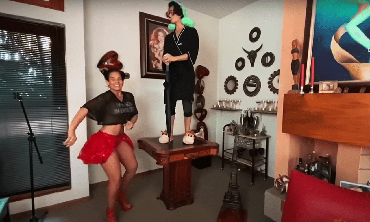 En cuanto a la aparición de su familia en el video, Emilio asegura que no le costó trabajo lograr que aparecieran en él, por el contrario, todos se mostraron dispuestos a ayudarle con su idea, “ soy un adolescente con la bendición de que su familia lo apoya en la mayoría de las locuras que tiene y que también lo aconsejan. Por eso le agradezco a mi familia que hayan colaborado, a mi papá a que se haya atrevido a salir en calzones en el video, sé que es una locura.”