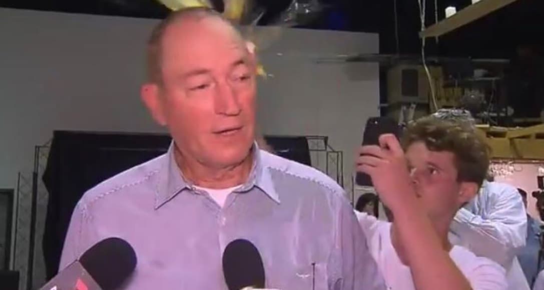 Momento exacto en el que 'Egg Boy' le reventó un huevo en la cabeza a un político racista