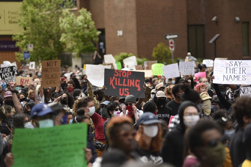 Toronto, Canadá.
<br>
<br>En el país vecino de los Estados Unidos salieron miles de personas con letreros que decían: "Dejen de matarnos"y "No otra vida negra", haciendo referencia a la violencia con la que históricamente ha actuado la policía en contra de las personas afroamericanas.