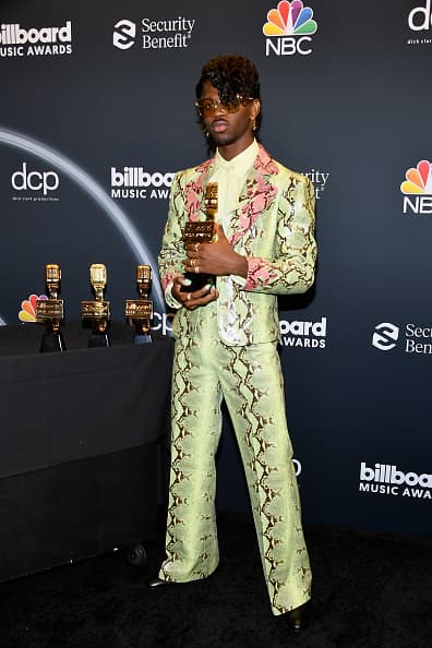 Lil Nas X se llevó el premio de la Mejor Canción Hot 100 por su versión de "Old Town Road".
<br>
<br>El reconocimiento lo recibió portando un traje verde con vivos en rosa y amarillos.