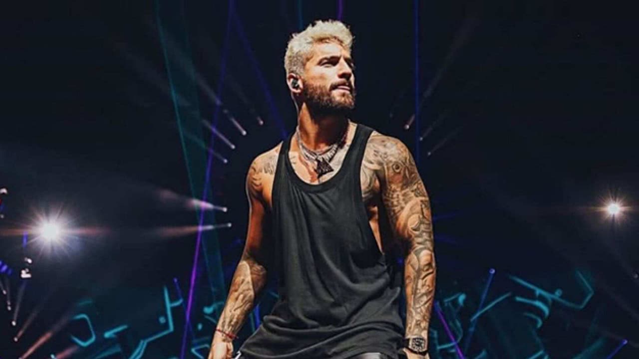 Maluma sube al escenario a fan y la invita a bailar reggaetón con él