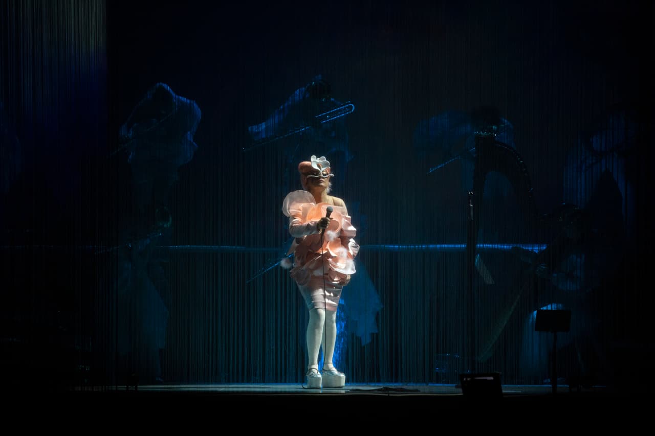 Los vestuarios de Björk fueron diseñados por Olivier Rousteing e Iris Van Herpen.