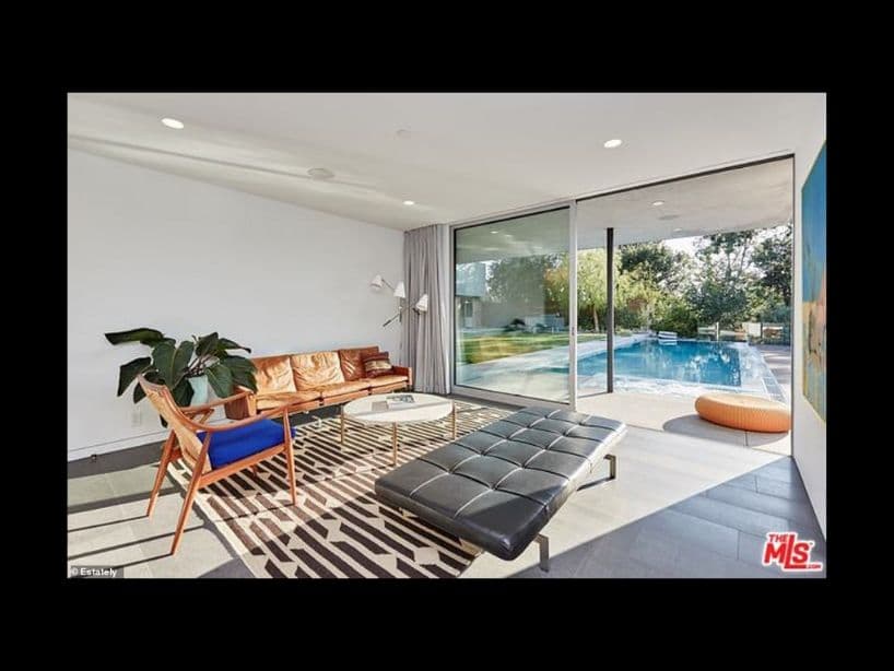 Prácticamente desde todas las áreas del primer piso de la lujosa mansión, se puede acceder al jardín central, donde se encuentra la alberca.