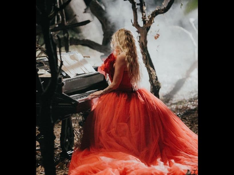 En el video musical, la intérprete sale en el video con un vestido color escarlata, tocando el piando en un cementerio, mientras se deja enamorar por quien ella llama "el diablo".
