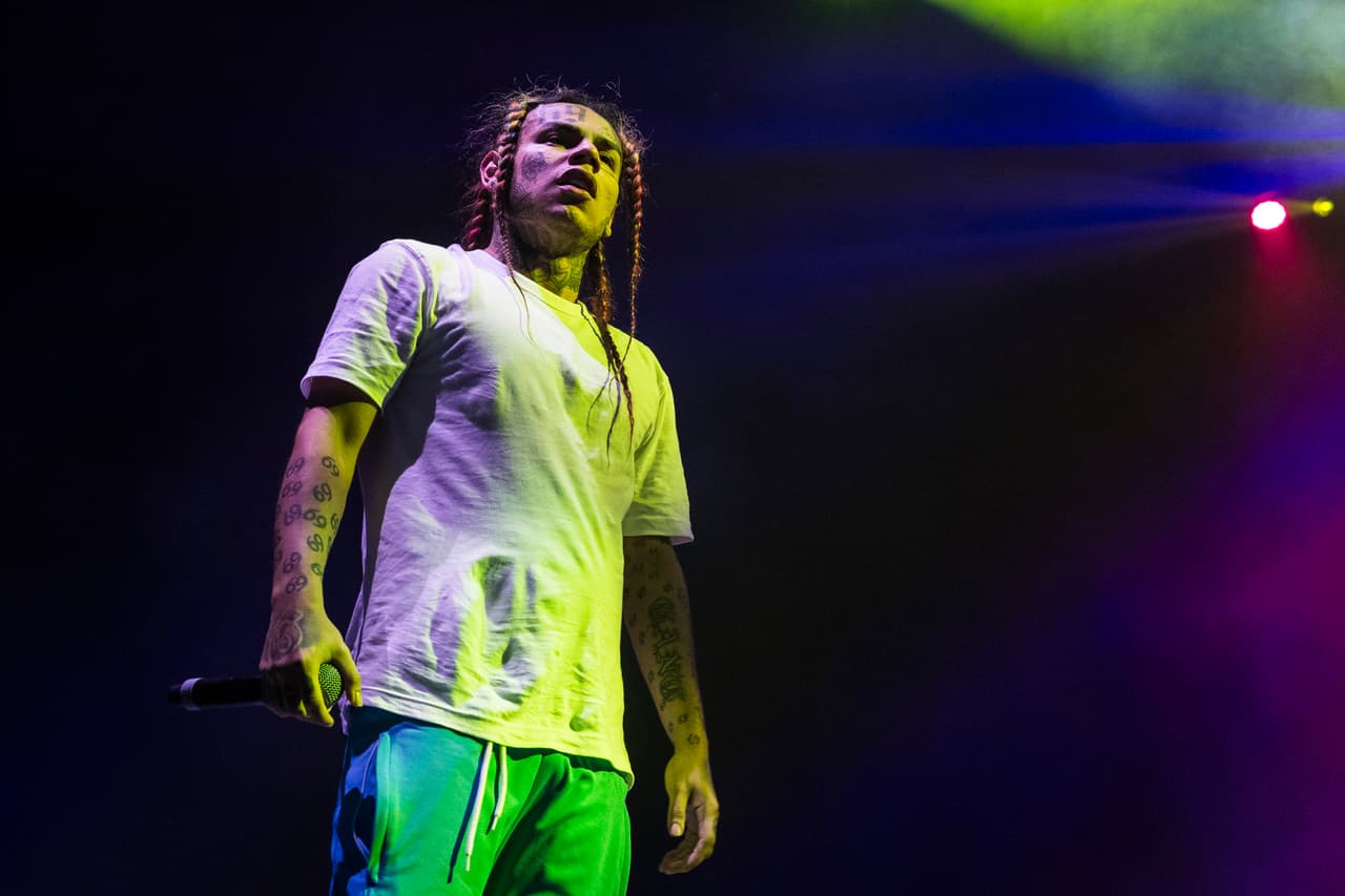 STOCKHOLM, SWEDEN - SEPTEMBER 19: Tekashi 6ix9ine performs in concert at Hovet on September 19, 2018 in Stockholm, Sweden. (Photo by MICHAEL CAMPANELLA/Redferns)