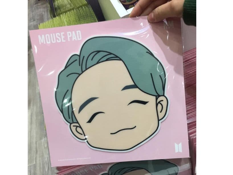 Podrías tener un mouse pad de tu integrante favorito.