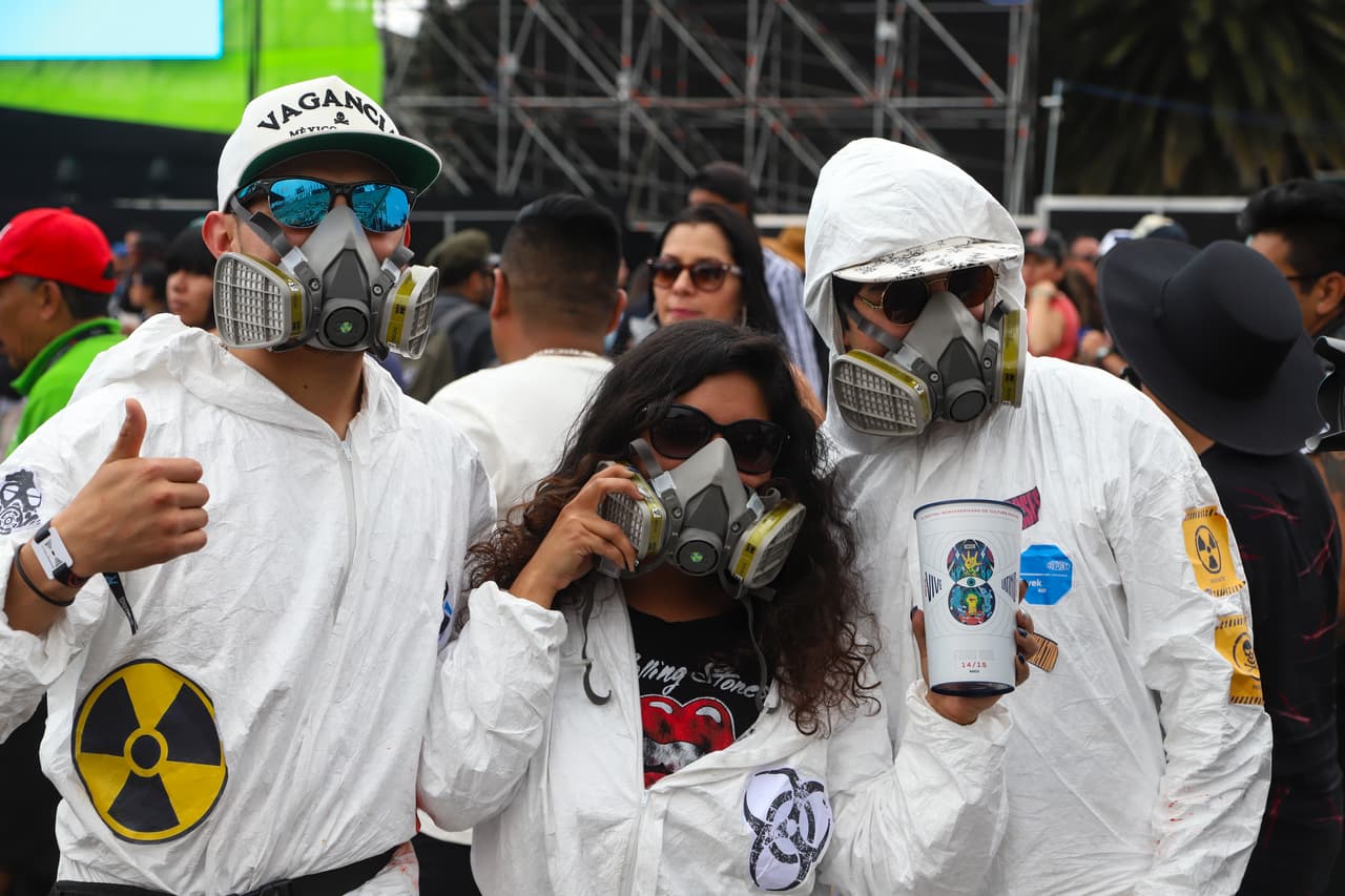 Incluso, algunos de los trajes tenían las calcomanías de “Peligro Nuclear’, demostrando que eran capaces de “soportar cualquier virus”.