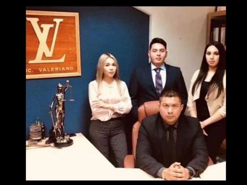 Ante las burlas y memes, el Licenciado Valeriana aseguró en un comunicado que no se trataba de un plagio."La foto que aparece tiene en el fondo un cuadro con el emblema de LV, el cual dice Lic. Valeriano, sin embargo, creemos que alguien malintencionado puso un comentario que nos dedicamos al registro de logos y marcas, lo cual es falso, somos de materias familiar, civil, entre otras, como muchos despachos”, expresó.