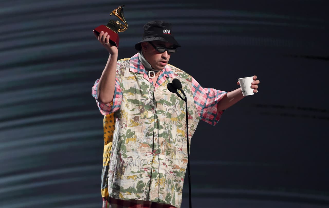 El conejo malo cambió de look para pasar a recoger el Grammy a Mejor Álbum de Música Urbana. Aprovechó también para declarar "A todos los músicos, a toda la gente que pertenece a la Academia, con respeto: el reggaetón es parte de la cultura latina y está representando al igual que otros muchos géneros musicales a los latinos".