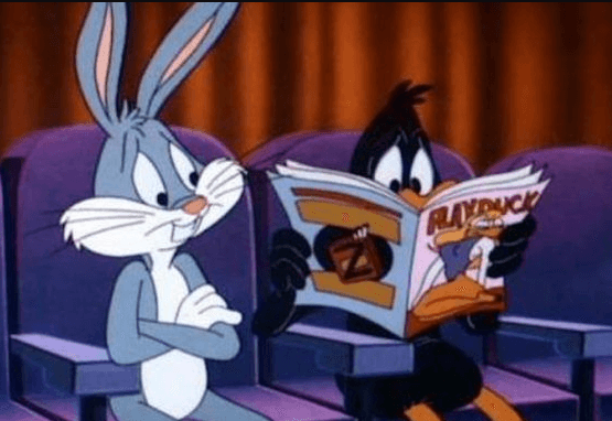 Existía una versión de Playboy en el mundo de Bugs Bunny y esta escena lo muestra claramente, pues el Pato Lucas está leyendo "Playduck".