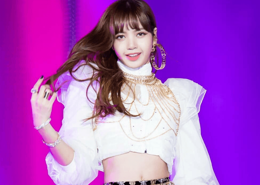 Lalisa Manoban, o Lisa, es rapera y bailarina principal.