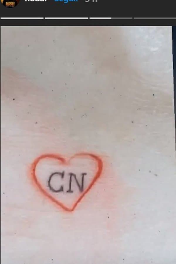 La intérprete sorprendió a sus fans cuando se tatuó las iniciales de Christian Nodal en un corazón, demostrando que lo considera como "el amor de su vida".