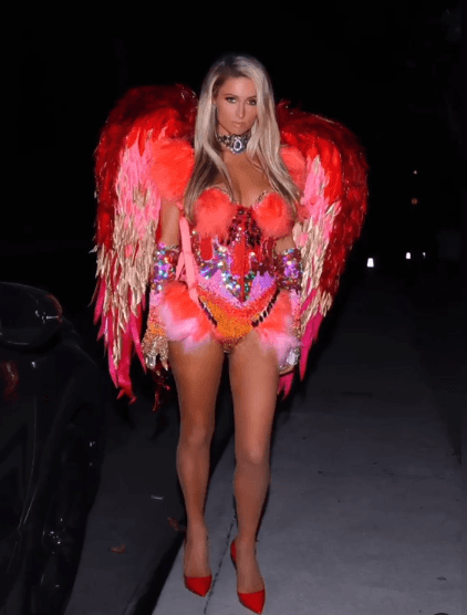 Paris Hilton con un look de "Ave Fénix"