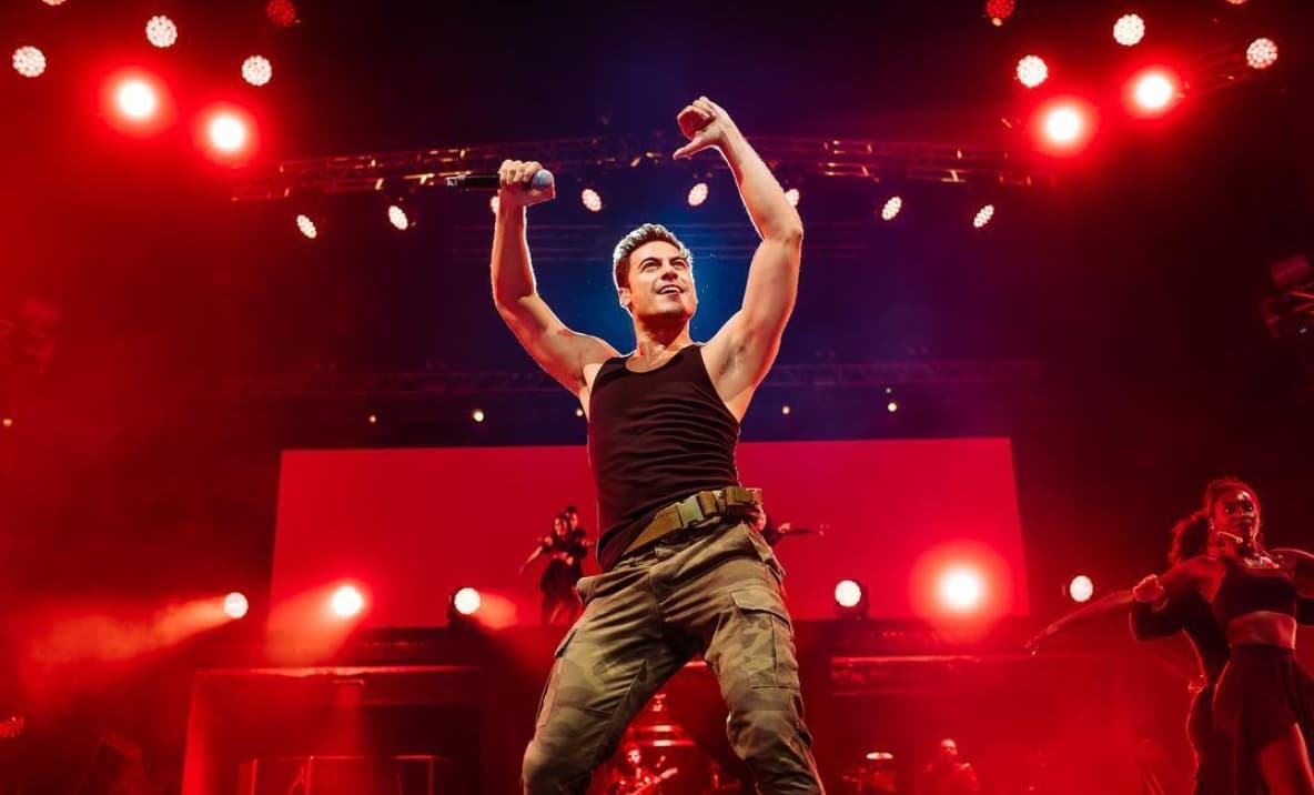 Carlos Rivera muestra su cuerpazo en diminuto traje de baño