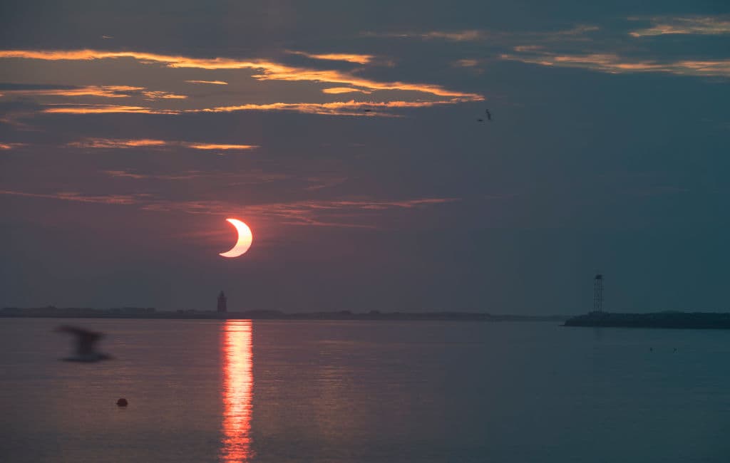 Postales que enamoran: el reflejo del eclipse solar en el agua en Delaware, Estados Unidos.