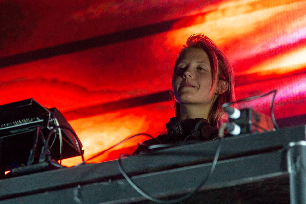 La DJ belga, Charlotte de Witte, tocó su tornamesa cerca de una hora y fue uno de los shows más prendidos.