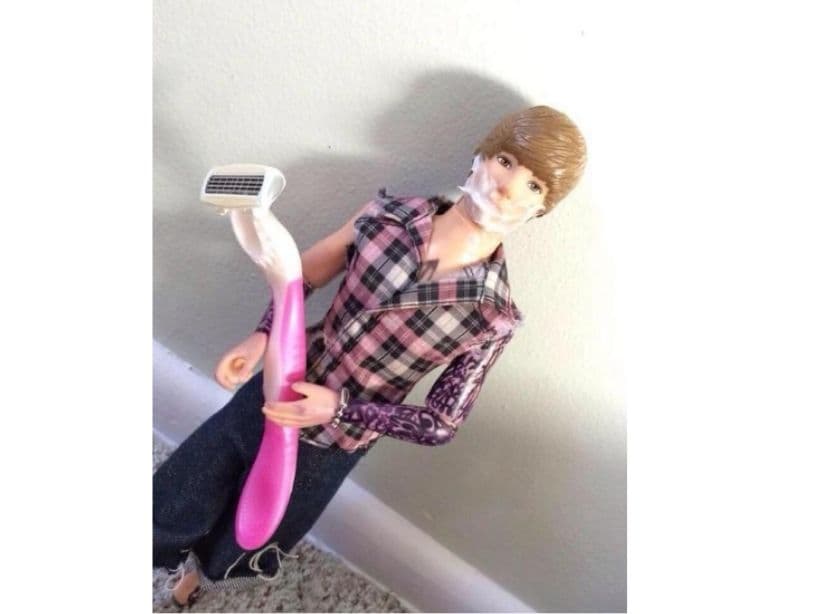 Hasta le sugirieron usar crema para afeitar y así parecerse al Justin Bieber de hace diez años, cuando lanzó "Baby".
