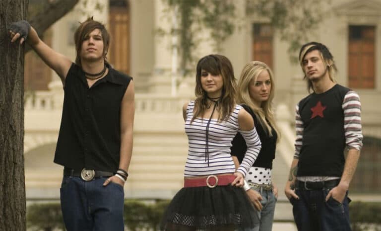 Sin duda, los gustos en moda han cambiado. A principios de los 2000, era lo más cool vestir así, con blusas a rayas, playeras con estrellas, perforaciones y otros accesorios.