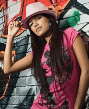 A los 17 años, las puertas se fueron abriendo luego de que participara en algunas colaboraciones y para el 2013 grabó un dúo que le dio mayor notoriedad, "Amor de dos" con Nicky Jam. La intérprete también estaba descifrando su propio estilo en cuanto a su manera de vestir y verse, el cual ha cambiado con el paso de los años con unos cuantos procedimientos estéticos.