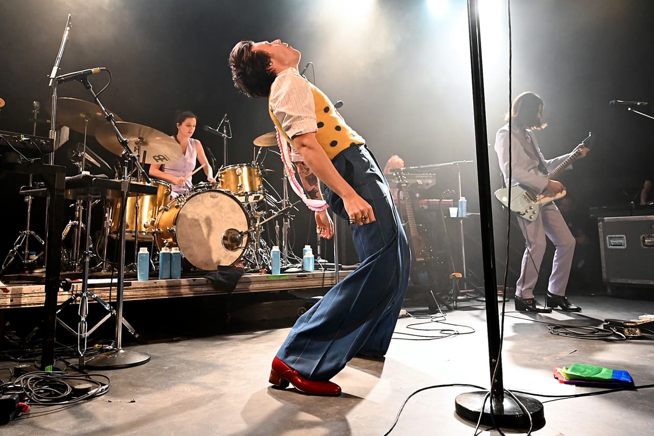 En 2018, ganó el premio en la categoría Video Británico del Año por “Sign of the Times”, en los Brit Awards. Además, su look enamoró más: botas con tacón, pantalones acampanados, estampados de diferentes formas y mucha actitud. We stan a a true rey del estilo.