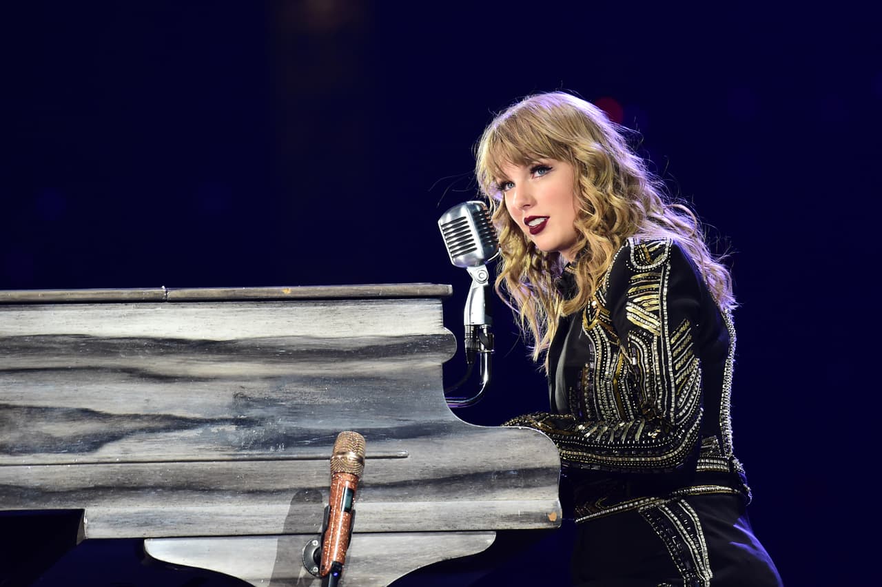 TOKYO, JAPAN - NOVEMBER 20: Taylor Swift performs at Taylor Swift reputation Stadium Tour in Japan presented by Fujifilm instax at Tokyo Dome on November 20, 2018 in Tokyo, Japan. (Photo by Jun Sato/TAS18/Getty Images)