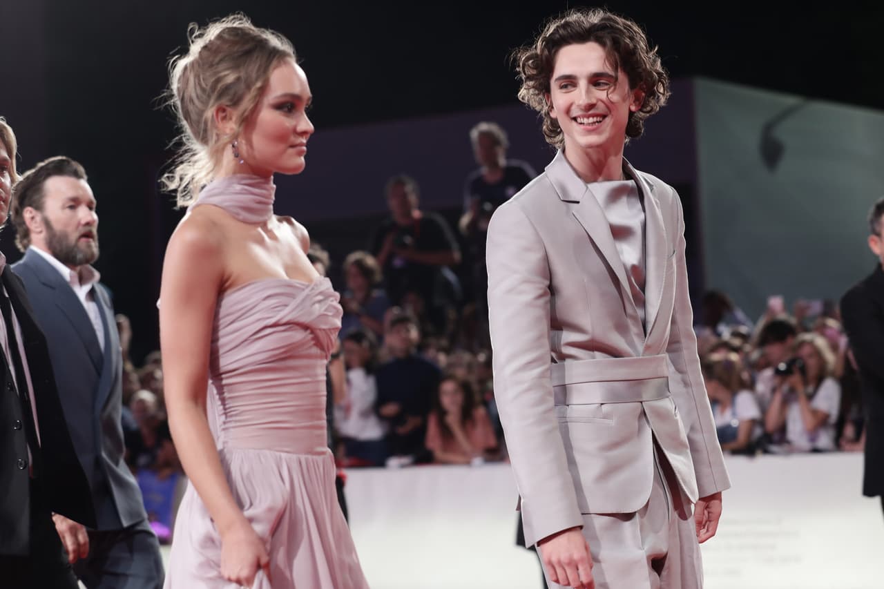 Timothée Chamalet y Lili Rose Depp se conocieron en octubre de 2018 durante el rodaje del filme de Netflix, The King, donde interpretaron a una pareja y la química fue tanta que, después se hizo realidad. Sin embargo, luego de un año de relación, el actor confirmó en abril que se encontraba nuevamente soltero. Pocos meses más tarde, lo vimos en una fugaz aventura con Eiza González.