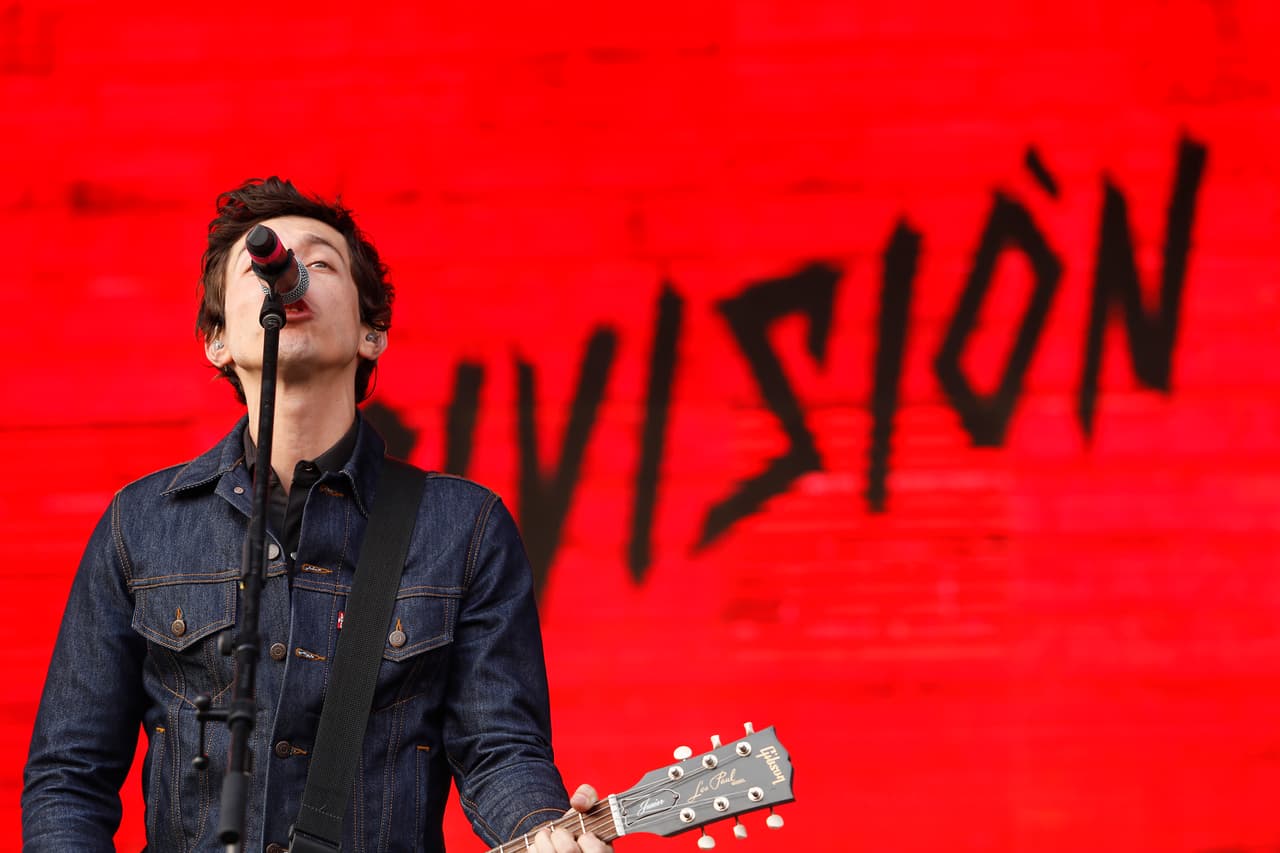 Miles de fans cantaron junto a División Minúscula. La nostalgia les invadió cuando interpretaron "Sognare", "Sismo", "Fronteras" y otras canciones.