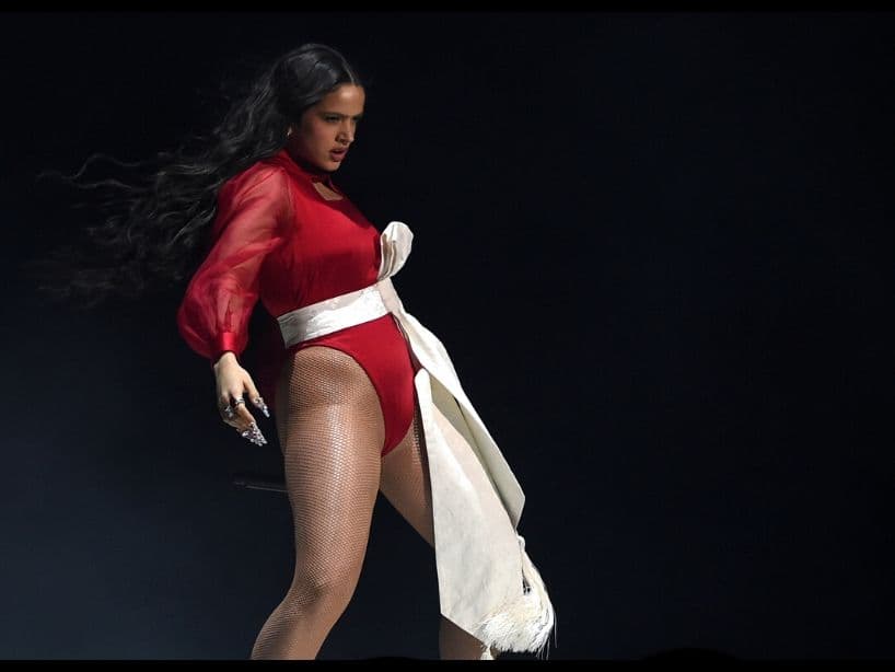 Rosalía descubrió su voz cuando tenía siete años, según confesó en entrevista con El País. La catalana aseguró que de niña, su papá le animó a cantar en una fiesta familiar e hizo llorar a todos los presentes.