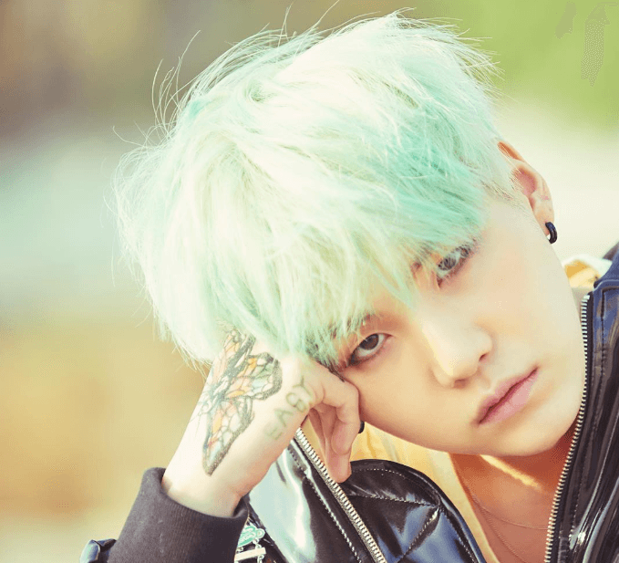 Min Yoon-gi, quien en el medio es llamado Suga o Agust D, nació el 9 de marzo de 1993.