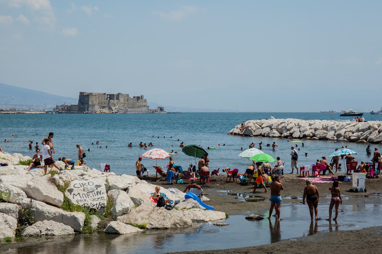 Nápoles, Italia.
<br>
<br>Así luce un día normal en Nápoles, cuando sus habitantes y los turistas disfrutan de sus playas.