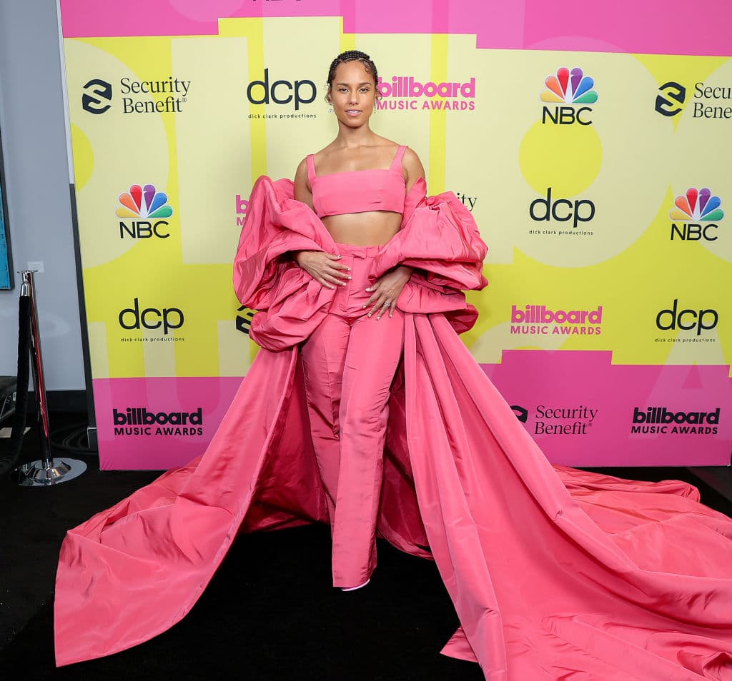 Alicia Keys usó un impactante outfit rosa conformado por tres partes, pero la que más destacó fue la larga cola del outfit.