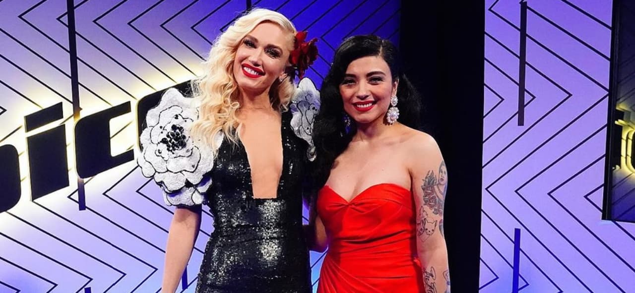 Gwen Stefani y Mon Laferte posan juntas desde el escenario de 'The Voice'