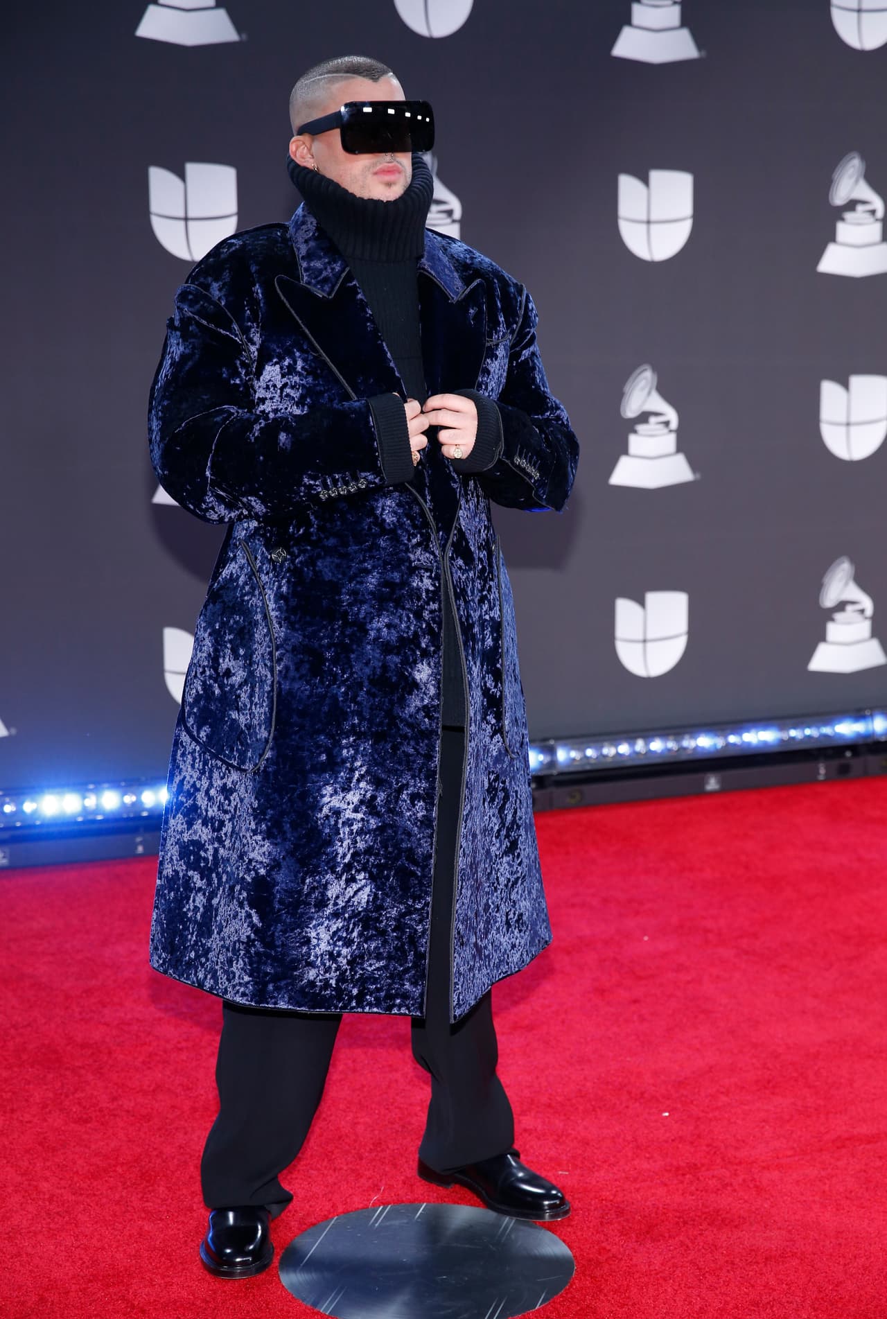 Y ahora, el Conejo Malo es el amo y señor de las alfombras rojas. Bad Bunny ha aparecido en las listas de las mejores canciones de la década, poniendo en alto el nombre del reggaetón. Pero, además, el boricua ha sabido darse a conocer por su estilo extravagante en todo momento, desde entregas de premios hasta conciertos, San Benito siempre sorprende con sus looks.