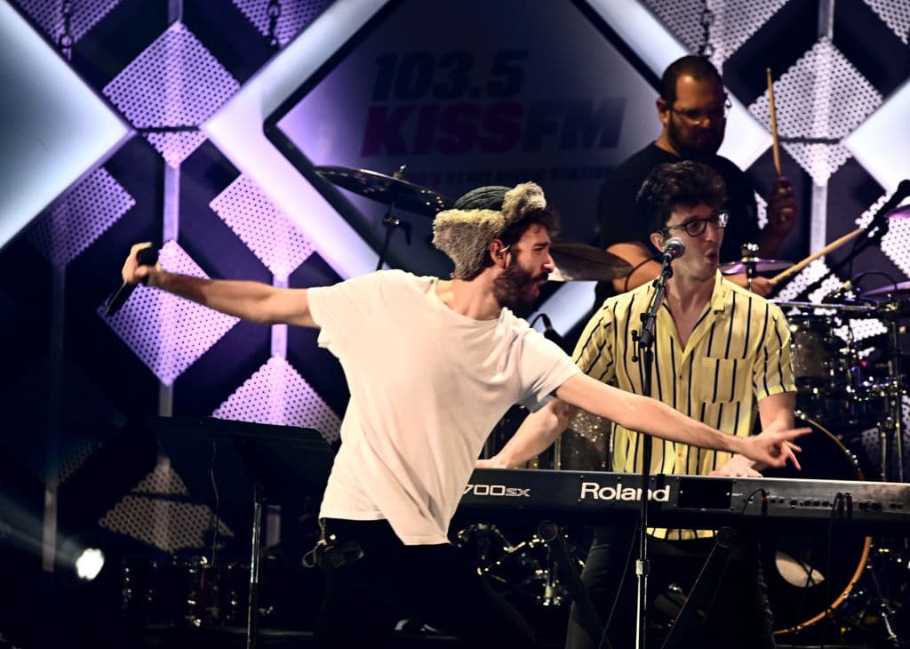 AJR debutará en los BBMAs con la presentación de sus éxitos “Bang!” y Way Less Said”.
