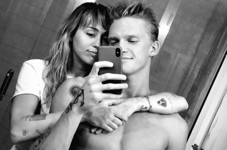 Después de 10 meses de la relación que surgió tras su divorcio con Liam Hemsworth, Miley Cyrus confirmó que había terminado con Cody Simpson a mediados de agosto. El par compartía fotos de manera continua e incluso los vimos bailando coordinados en Instagram, pero las cosas llegaron a su fin cuando decidieron separarse y volver a ser amigos como lo eran antes de involucrarse."Estamos trabajando individualmente en nosotros mismos para convertirnos en las personas que queremos ser", dijo Miley al Daily Mail.