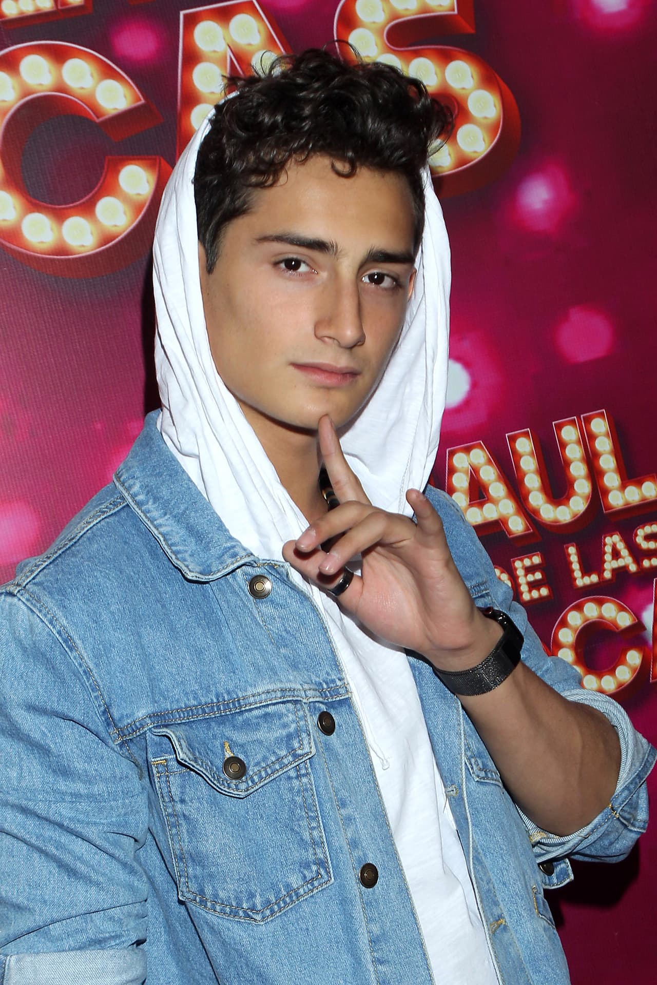 Además, el actor y cantante también ha estado trabajando en música nueva, incluyendo una colaboración importante. “últimamente he estado platicando mucho con Karol Sevilla, con quien viene mi próxima colaboración que está pendiente y los fans ya nos la están pidiendo mucho”, declaró Emilio muy emocionado.