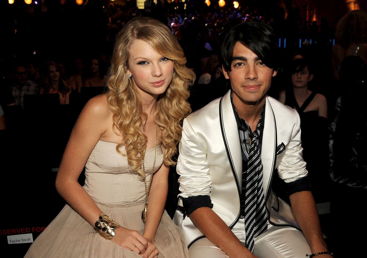 También comenzó una relación con Joe Jonas, aunque duraron apenas 4 meses, se sabe que él la terminó por teléfono y estuvieron distanciados un tiempo, sin embargo, con el paso del tiempo limaron asperezas. A pesar de su corta relación, se dice que Tay le escribió 4 canciones: Forever & Always, Last Kiss, Better than Revenge, y Holy Ground.