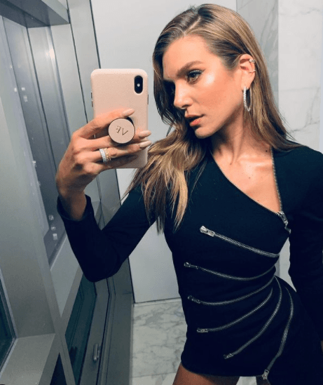 A sus 27 años de edad, Valentina Ferrer ha mostrado ser una mujer exitosa, decidida y talentosa, algo que complementa con su belleza. Todos estos factores y más han hecho que J Balvin se enamore con ella, por lo que su relación de tres años, a la fecha, sería próximamente una familia con su pequeño hijo.
