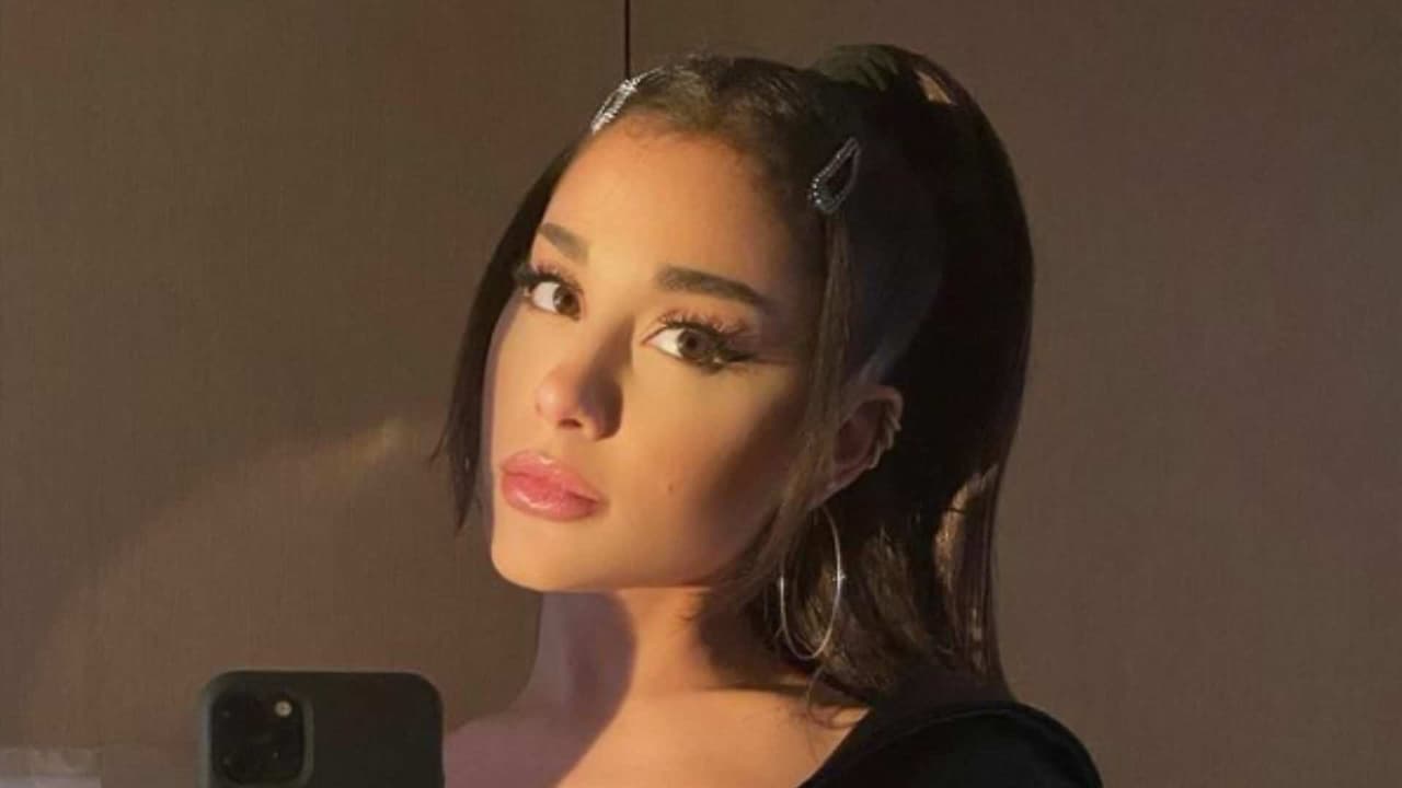 La vez en la que Ariana Grande dejó de cantar porque un fan la interrumpió y a ella le ganó la risa