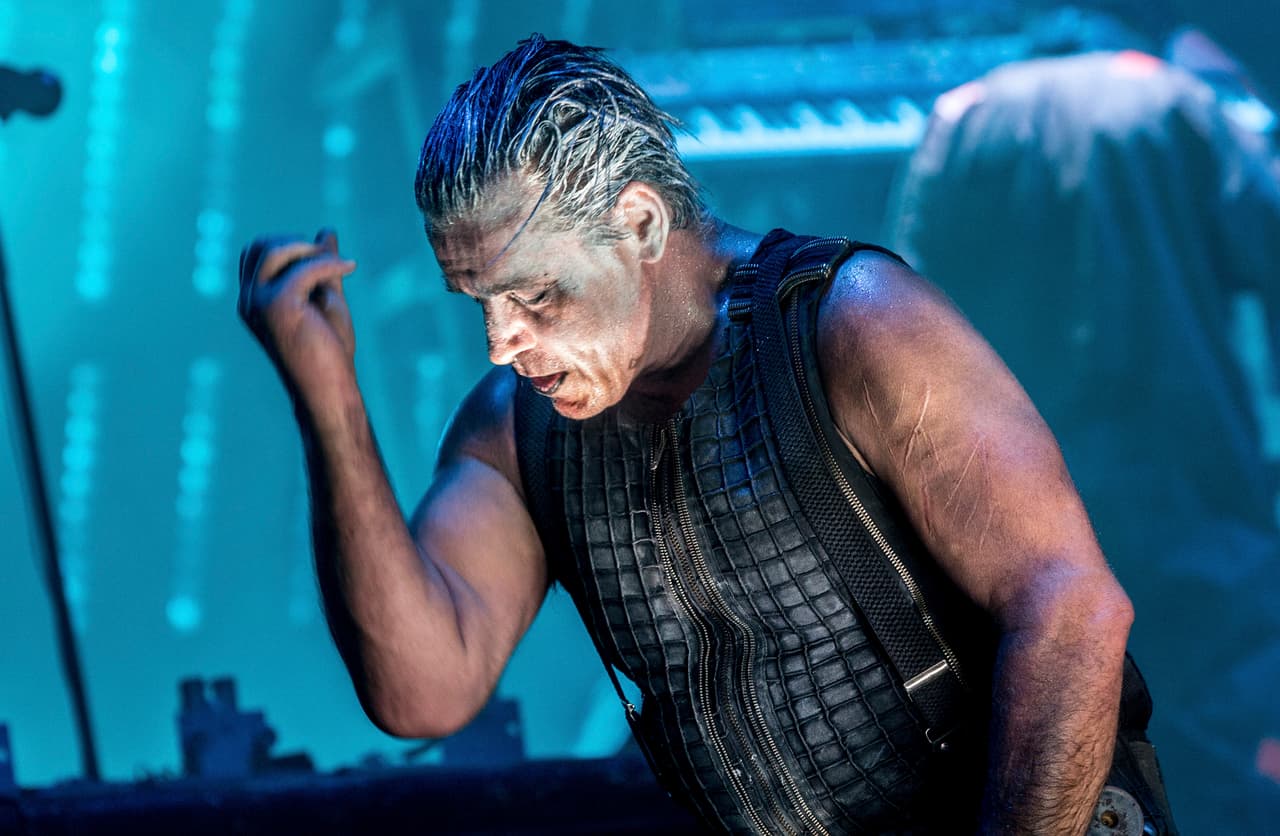 El vocalista de Rammstein sorprende al dar concierto dentro de una burbuja