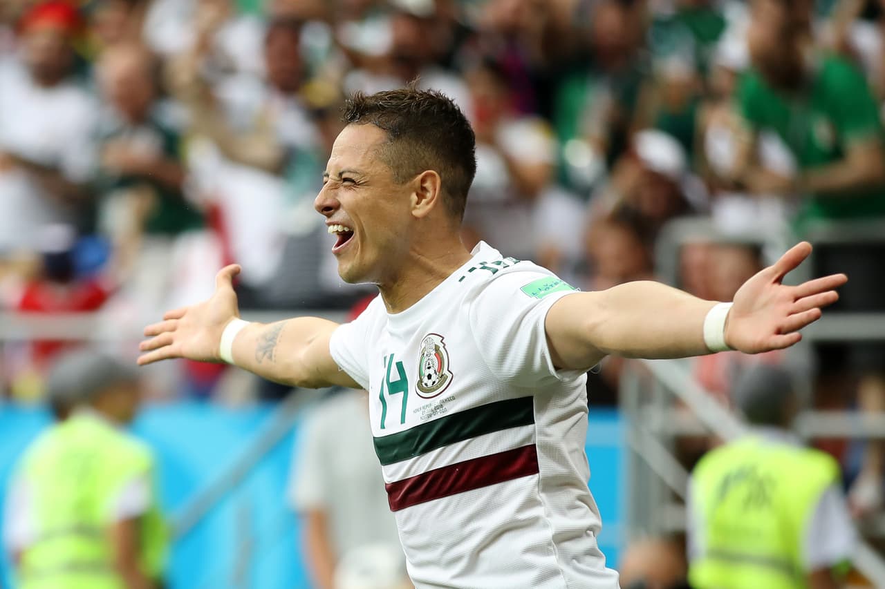 El futbolista de la Selección Nacional, Javier "Chicharito" Hernández, tiene 5.3 millones de seguidores en Instagram. El mexicano, que actualmente reside en Estados Unidos, tiene también un canal de YouTube en el que comparte sus experiencias al lado de su familia.