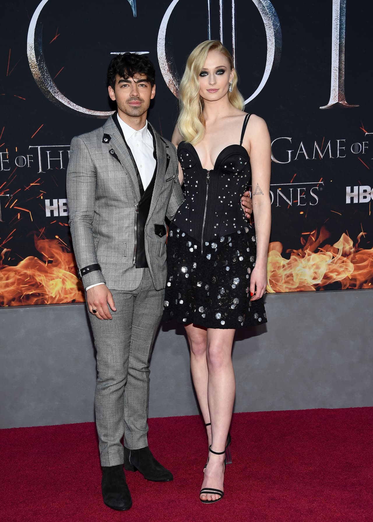 Joe Jonas y Sophie Turner en la alfombra roja del estreno de la última temporada de Game of Thrones