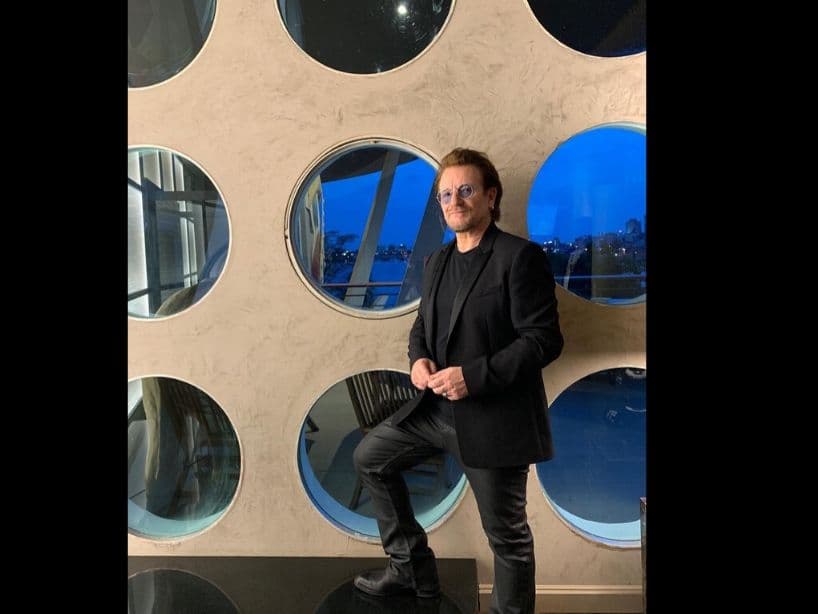 Bono de U2 no ofreció un concierto, pero sí estrenó en transmisión en vivo un tema inédito que compuso durante el encierro, que se llama "Let Your Love Be Known". El irlandés dedicó la canción a todos los doctores, enfermeras y personas que estén trabajando arduamente durante los tiempos del coronavirus.