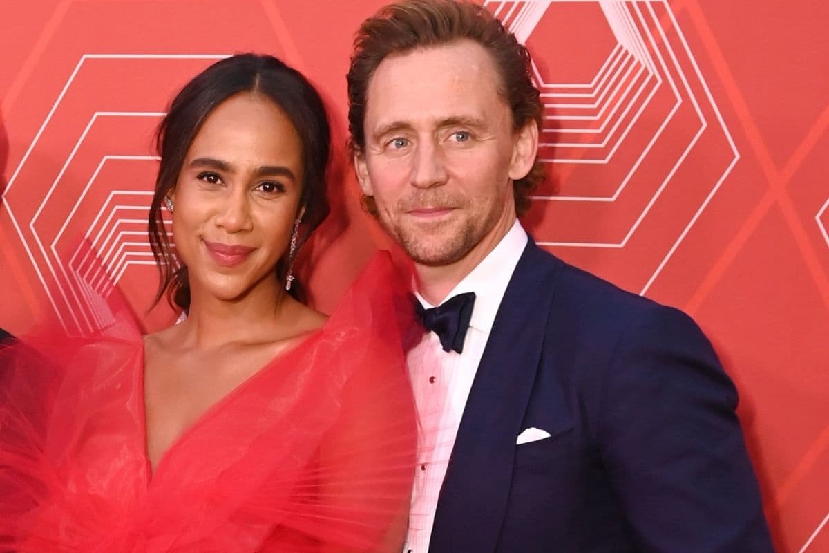 Tom Hiddleston posa en la alfombra roja de los premios Tony 2021 con Zawe Ashton, su novia