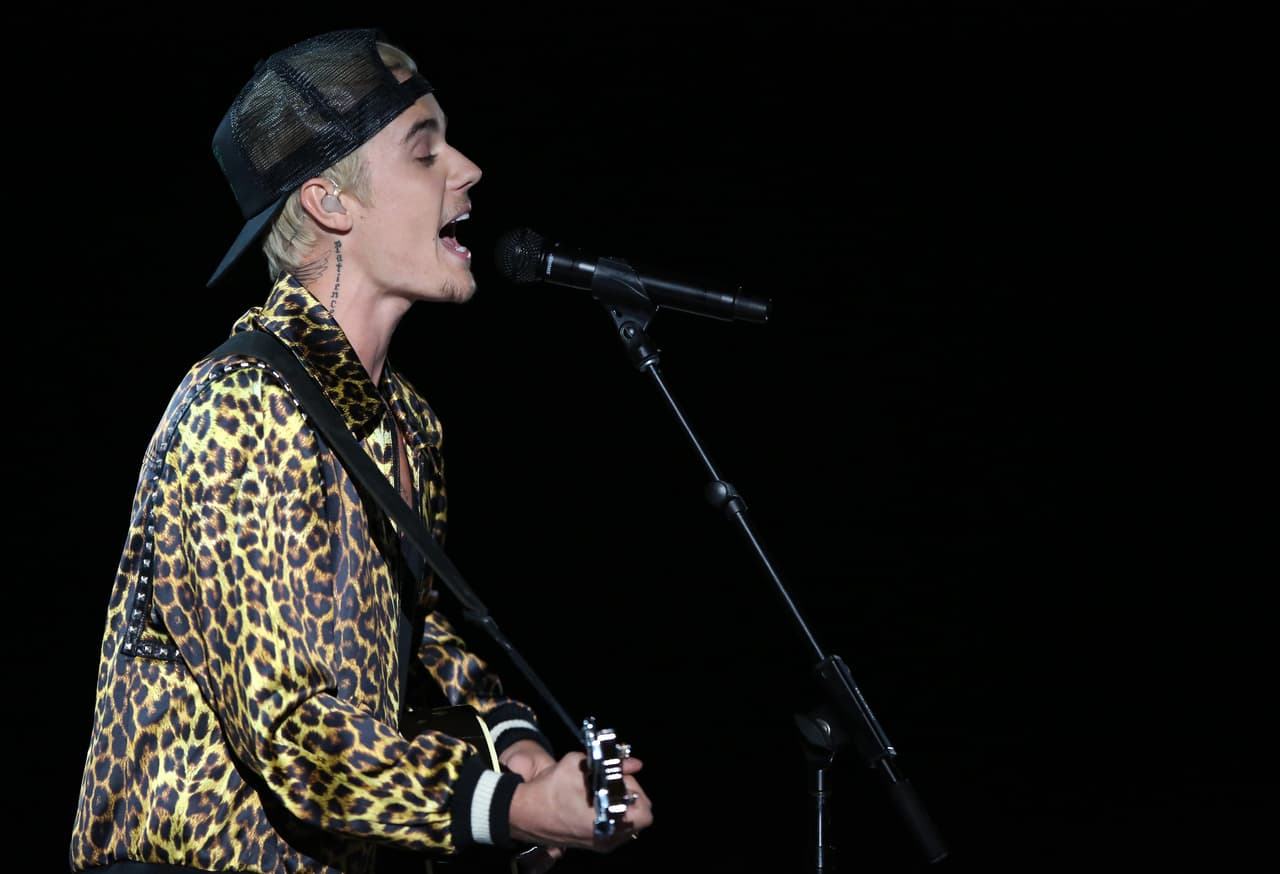 Justin Bieber debutó en el 2009 a los 15 años con su sencillo “One More Time”. Su primer disco “My World” salió en 2009 y un año más tarde, lanzó “My World 2.0”, álbum que incluye su éxito internacional, “Baby”.