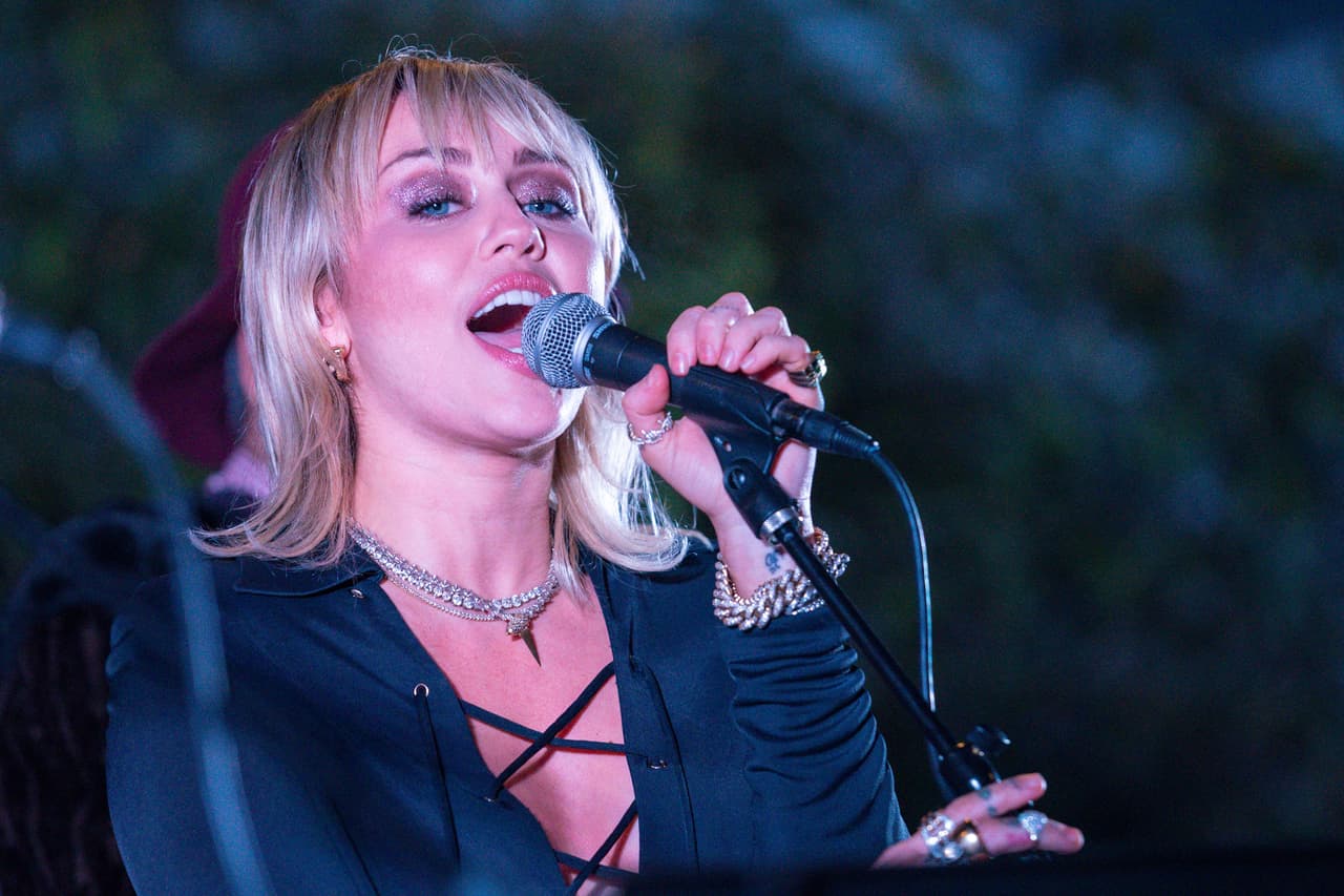 WEST HOLLYWOOD, CALIFORNIA - FEBRUARY 08: Miley Cyrus performs at the Sunset Marquis on February 08, 2020 in West Hollywood, California. (Photo by Erik Voake/Getty Images)