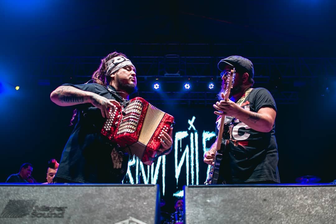 Una de las bandas más versátiles del rock mexicano estará una vez más en el Vive Latino 2019.El Gran Silencio volverá a hacernos mover todo el cuerpo al ritmo de “Dormir Soñando” en el escenario Indio el domingo 17 de marzo.