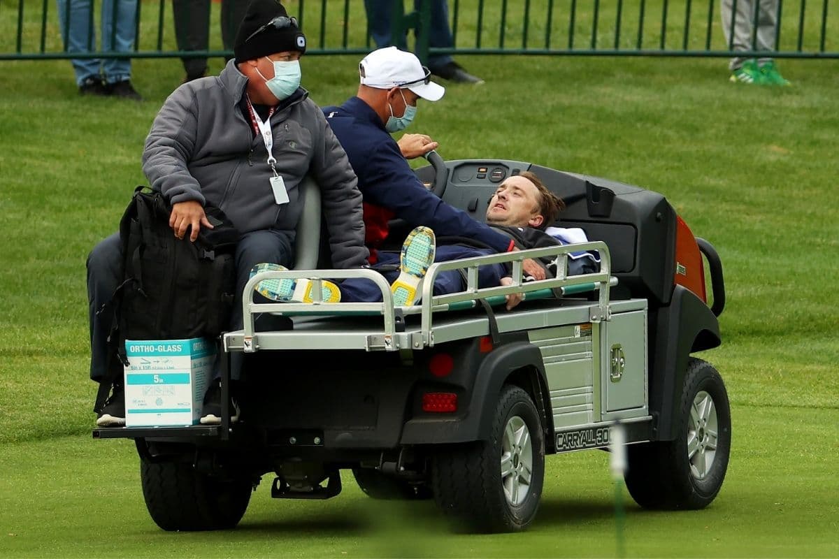 Tom Felton es llevado en un carrito tras colapsar en la edición 43 del Ryder Cup en Whistling Straits en Kohler, Wisconsin, el 23 de septiembre.