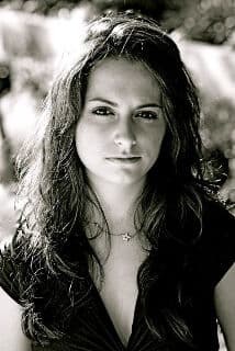 <b>Nicole Crowther</b>
<br>
<br> Curioso caso le sucedió a ella, quien fue extra de la serie musical: Glee. Fue la encargada en revelar unos de los secretos más grandes de la trama: ¿quiénes iban a ser el rey y la reina de la graduación?
<br>
<br>Ella escribió en sus redes sociales: “K es OQ y Ka es PK” lo fue un adelanto de Kurt como reina del baile y Dave Karofsky como rey. A partir de este spoiler, su carrera terminó.
<br>