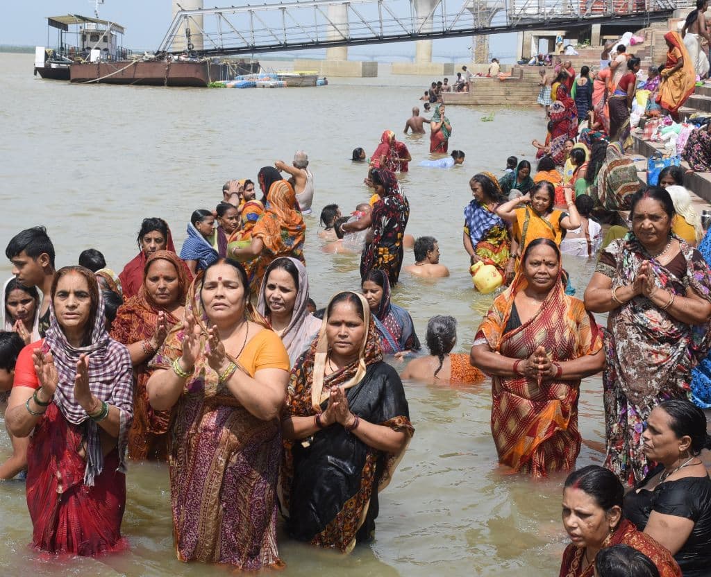 Patna, India.
<br>
<br>Los devotos ofrecen oraciones al sol, después de darse un baño ritual en el río Ganges con motivo de Surya Grahan (eclipse solar).